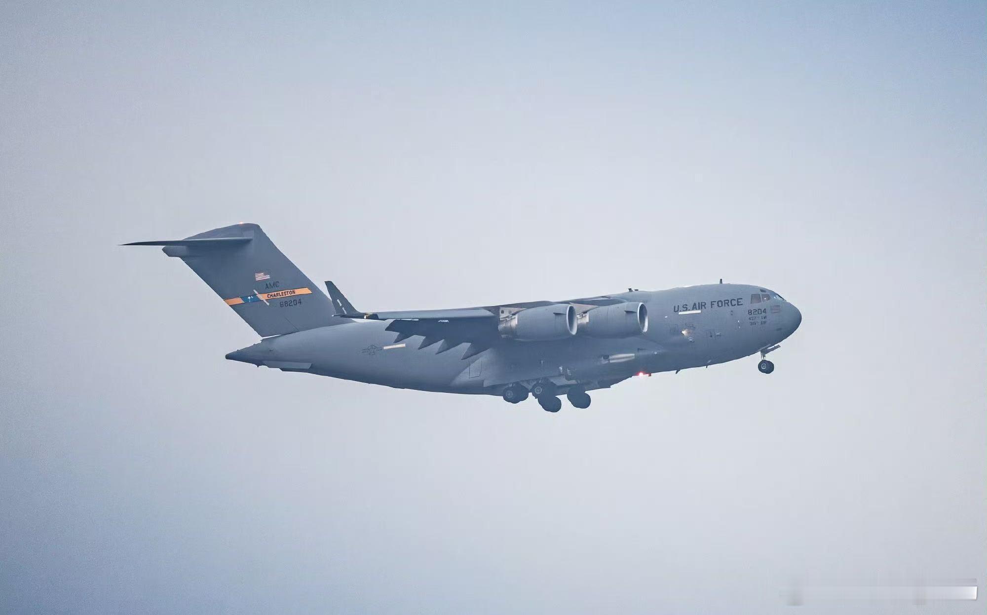 C-17落地北京首都，而且是两架，那估计就跟特朗普访华有关咯，机尾的AMC是美国