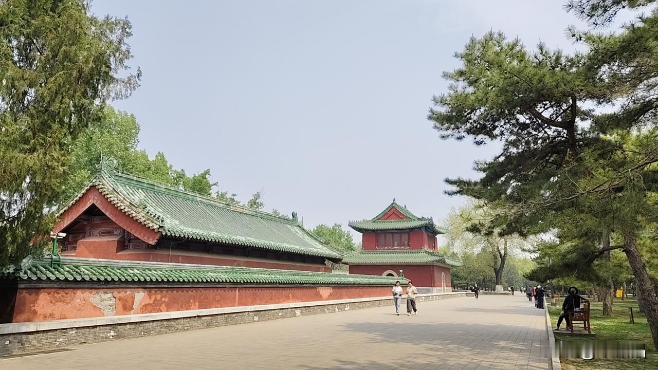 每一次走进地坛公园拍到的场景都是不一样的，漫步于园子中，总感觉有个车轮碾压的声音