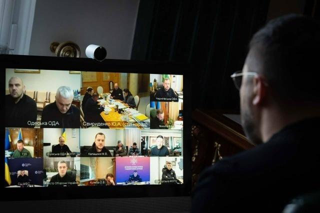 乌克兰过期总统泽连斯基拍了一张照片,他坐在没有灯光的地方,但有一台工作笔记本电脑