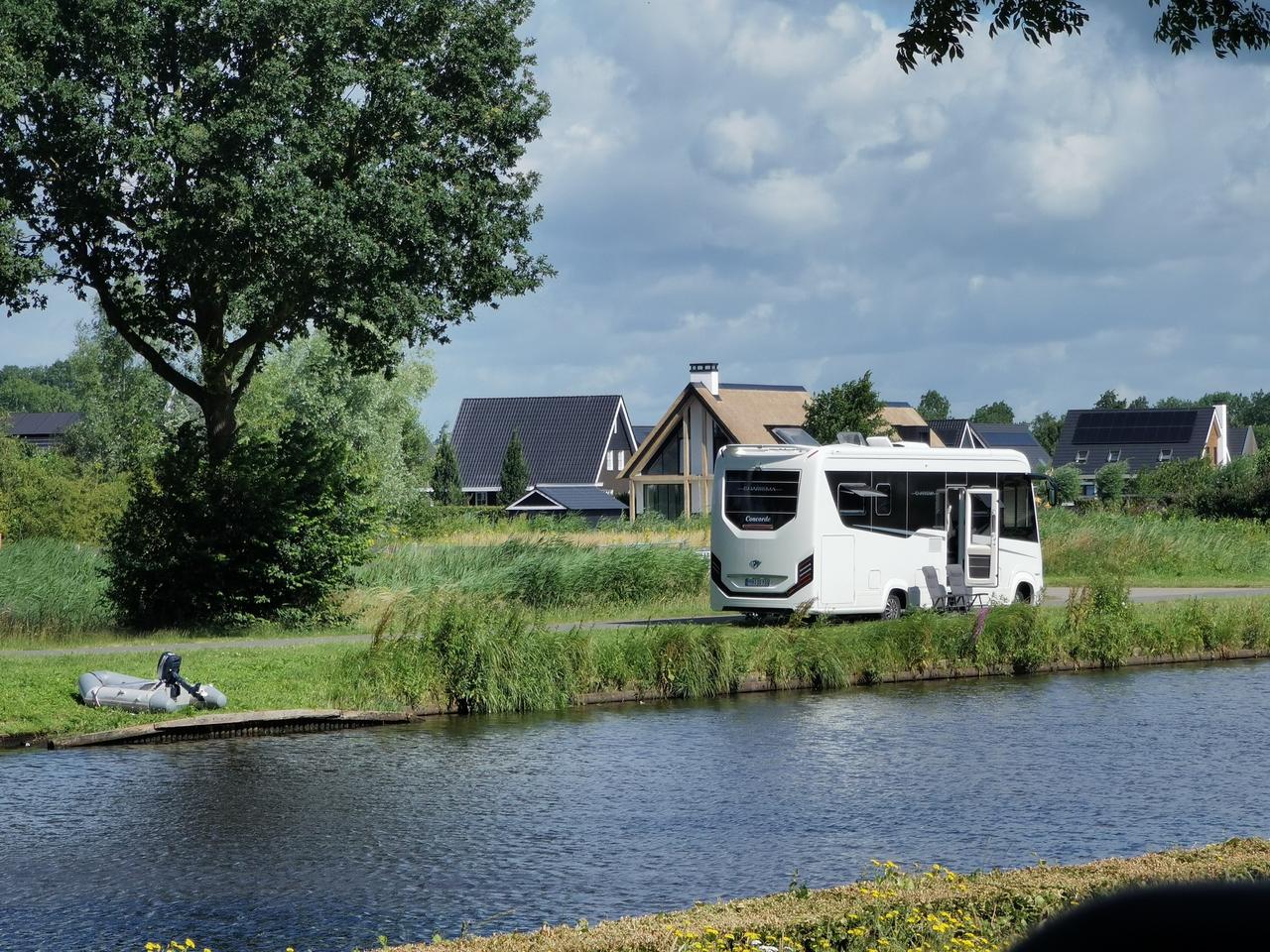 自驾房车亚欧旅行，能随时扎营于湖岸林间，把沿途风景变成移动的家。无需纠结住宿与赶