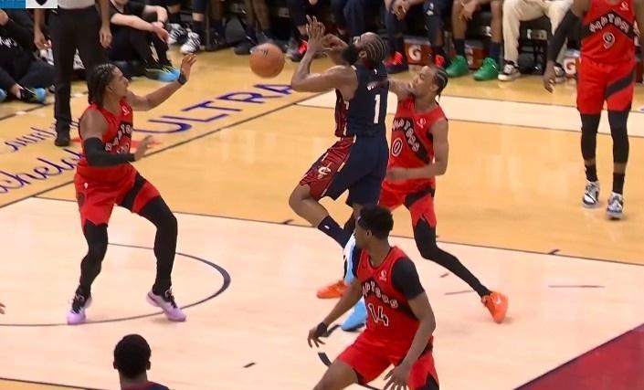 很多人可能还没发现，哈登的体型，比常规赛时还要“苗条”！
这两场季后赛，哈登的速