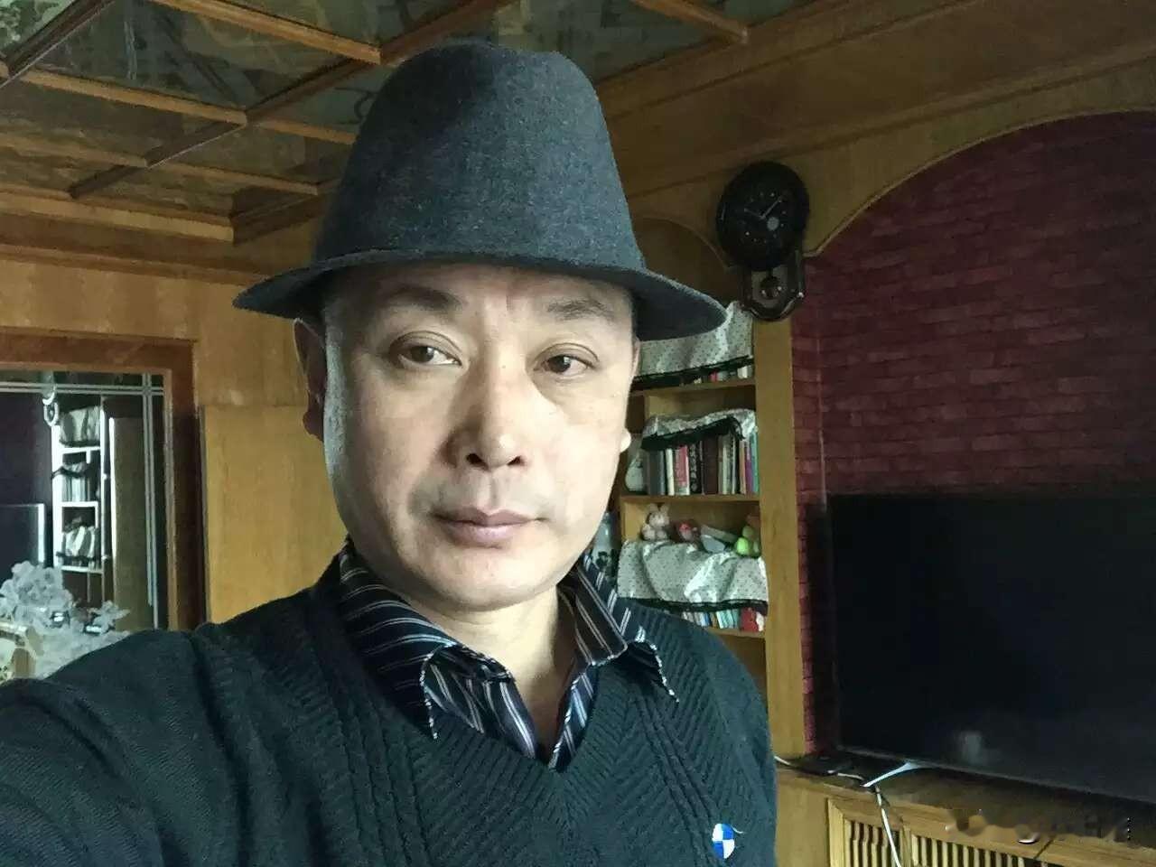 剥洋葱时很辣眼，很多人流下眼泪是很不情愿的。当你为了个人卫生，也剥一次洋葱绝不会