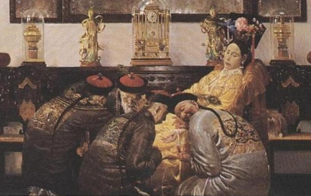 慈禧每次洗澡后，只留李莲英一人伺候。而房间里不时传出喊痛，一位小宫女偷掀帘子，竟