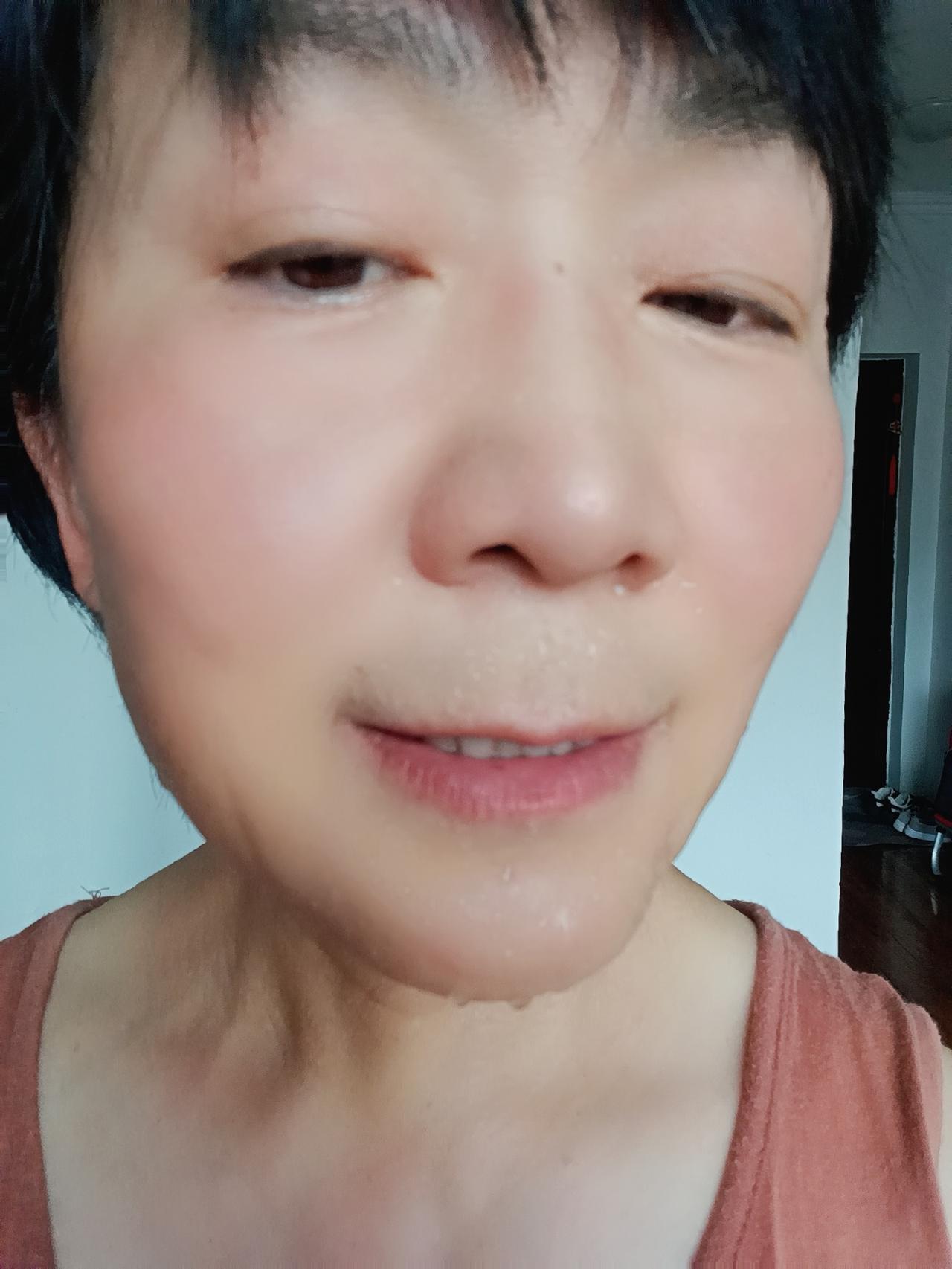 天气太热一整天没出屋。上午吃完饭在家做了一个小时的抗阻运动，出了一身的臭汗。
下