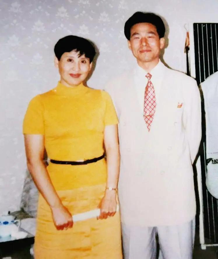 80年代红极一时的“小王昆”远征，巅峰时离婚带子远赴美国；从人民大会堂的舞台，跌