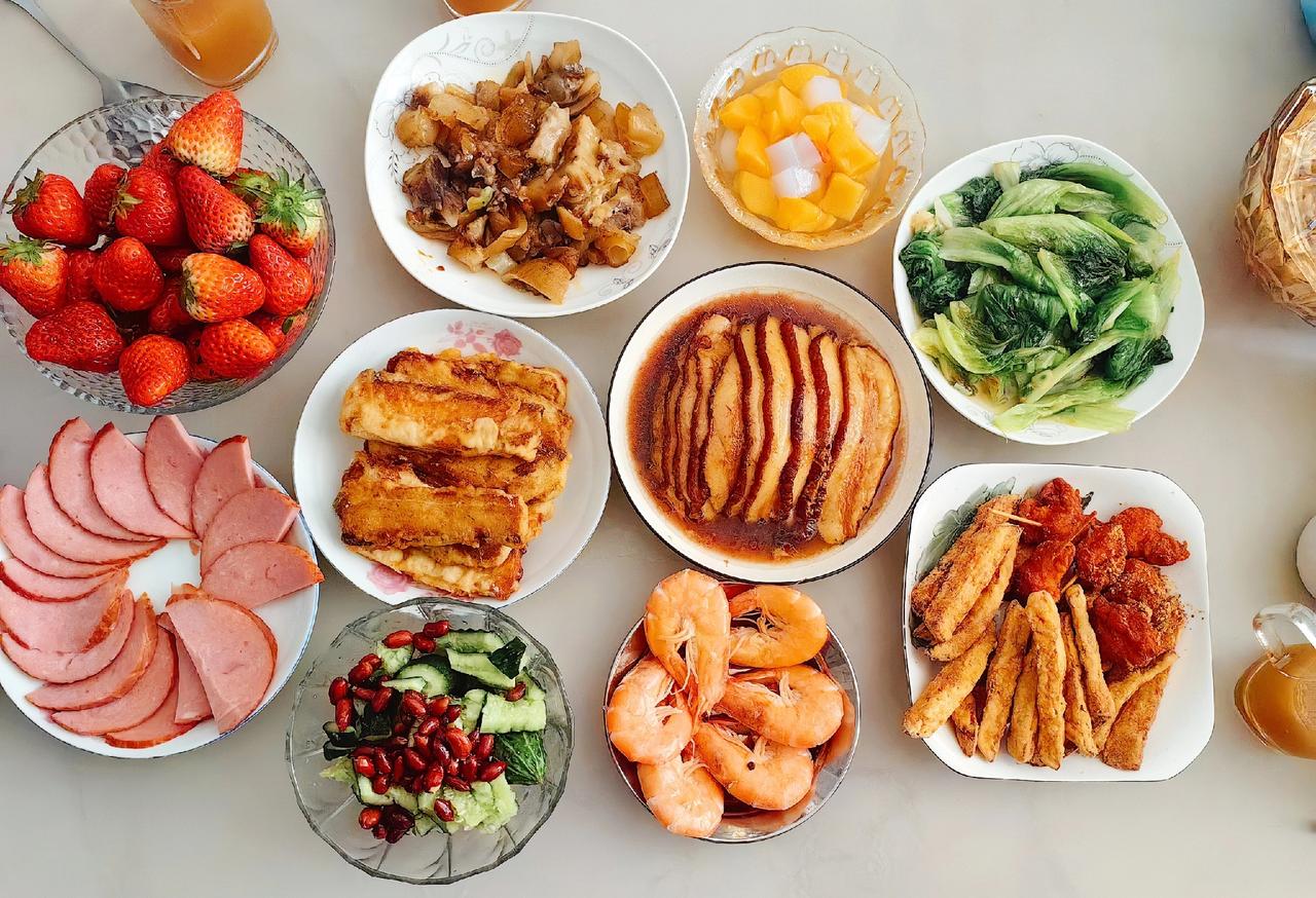 一家三口过年饭，十个盘。[憨笑]

按照唐山老家的习惯，中午吃菜和米饭，晚上吃饺