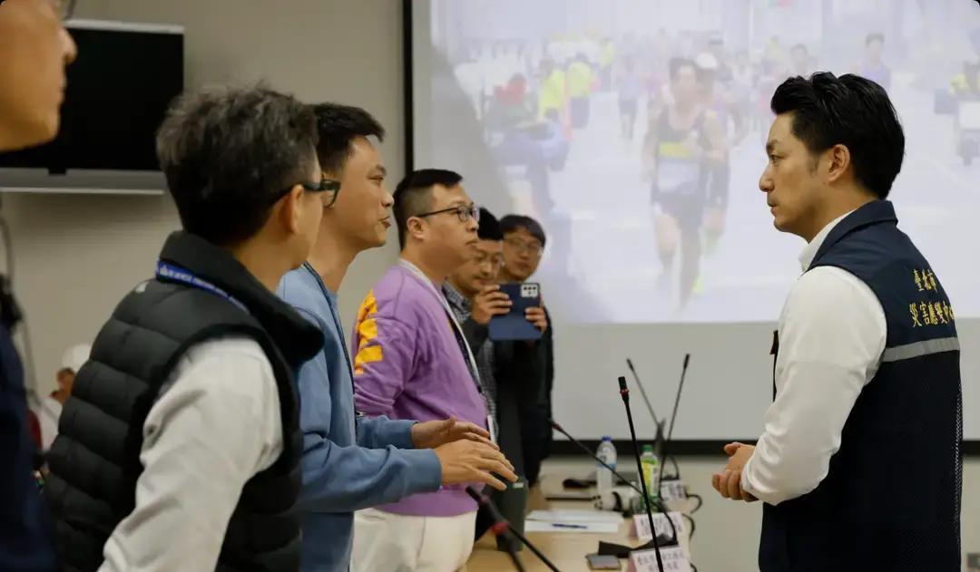 市长提前4天不查跑道，专盯3万人的厕所和垃圾桶。
 
你看到的是选手冲刺，他眼里