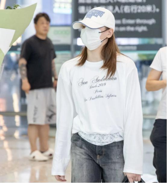 全红婵与“老板”黄子韬以及“老板娘”徐艺洋同框好可爱，大口吃肉，细节动作做的非常