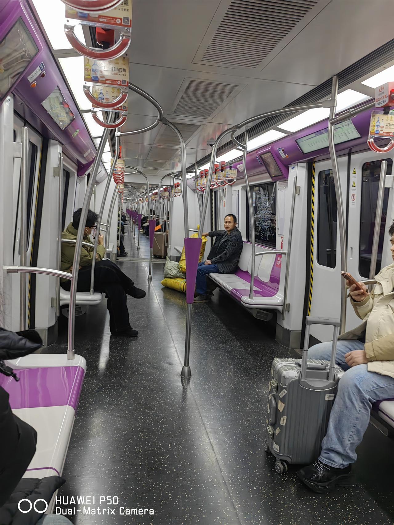 此刻的北京地铁终于可以随便的坐了，往日喧嚣人来人往拥挤不堪的地铁进入了休假模式，