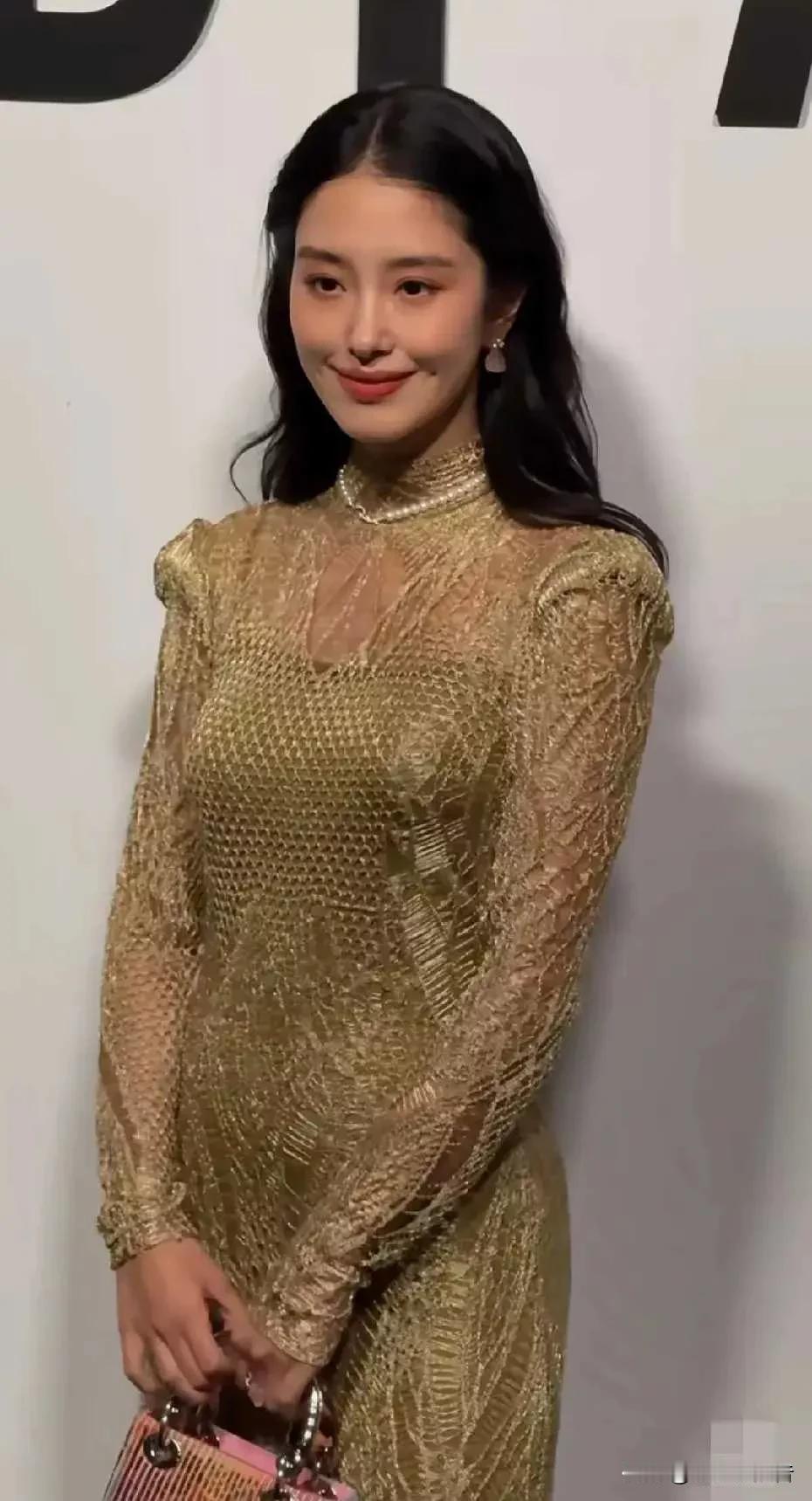 杨采钰亮相上海活动，本来就好
看，生完孩子好像更有女人味
了，这梨涡好好看