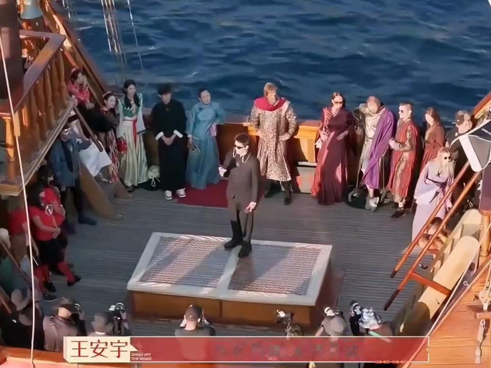 王安宇[超话] 海风拂面，船帆浩荡。王安宇一袭深色中山装，在甲板上朗声念出少年宣