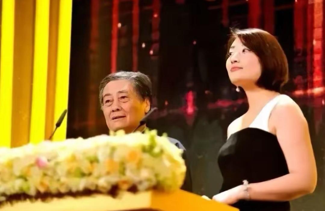 祝丽丹离职，郑群娣接任，宗馥莉2003年一手创办，宏胜饮料集团法人代表变更。
