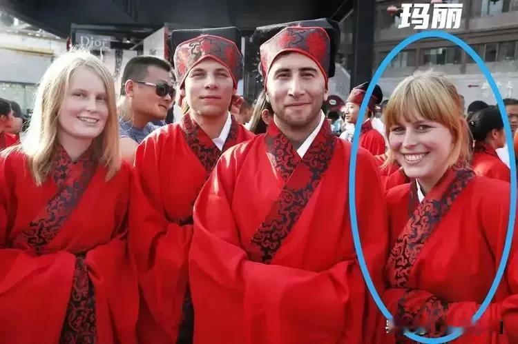 “帅哥，我能嫁给你吗？”一模样俊俏的外国女子操着一口生硬的中国话，突然对我朋友说