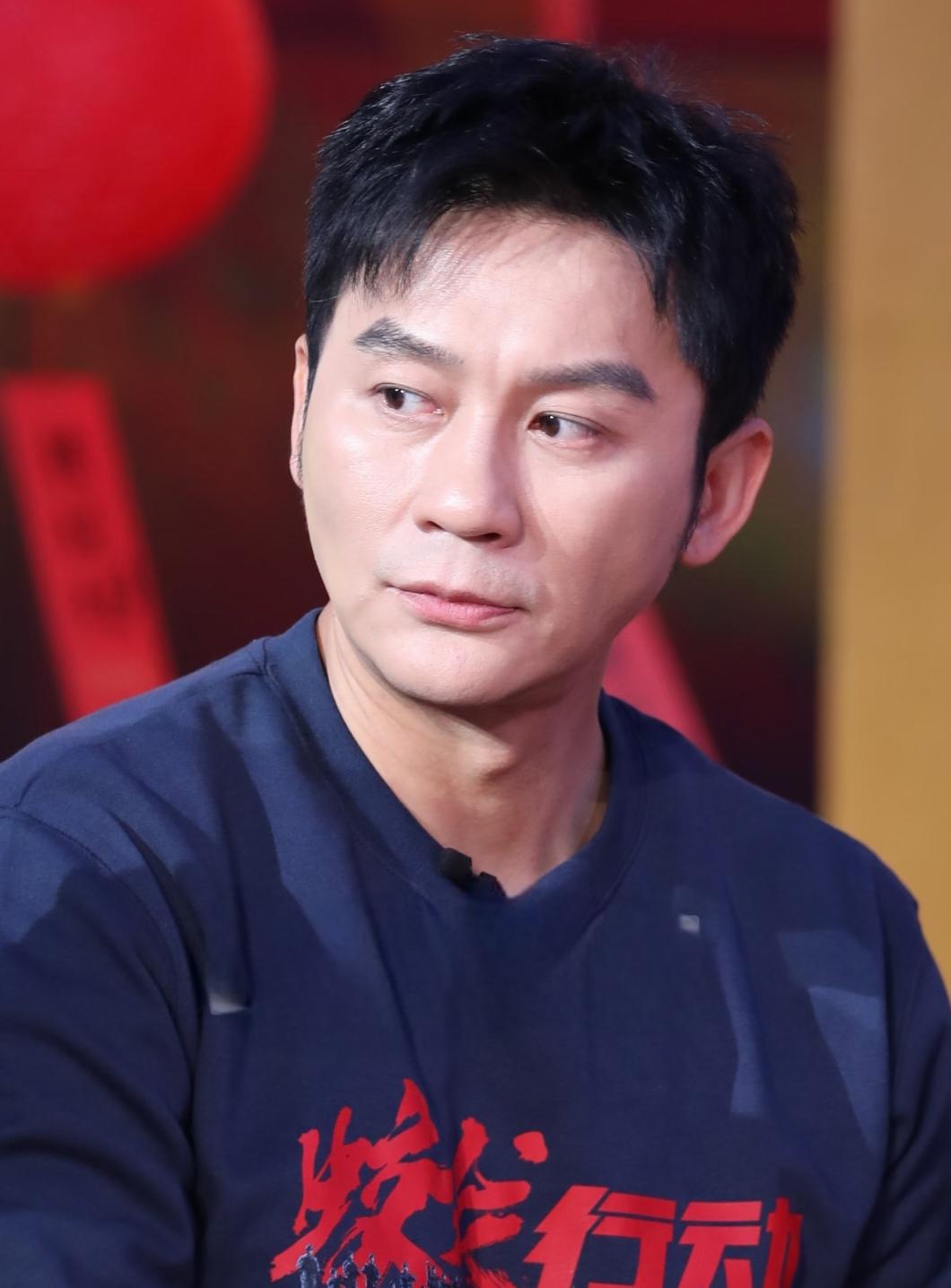 内娱最让我看不懂的就是李晨了
他越来越不对劲了
快要50岁的他没结婚没小孩
跑男