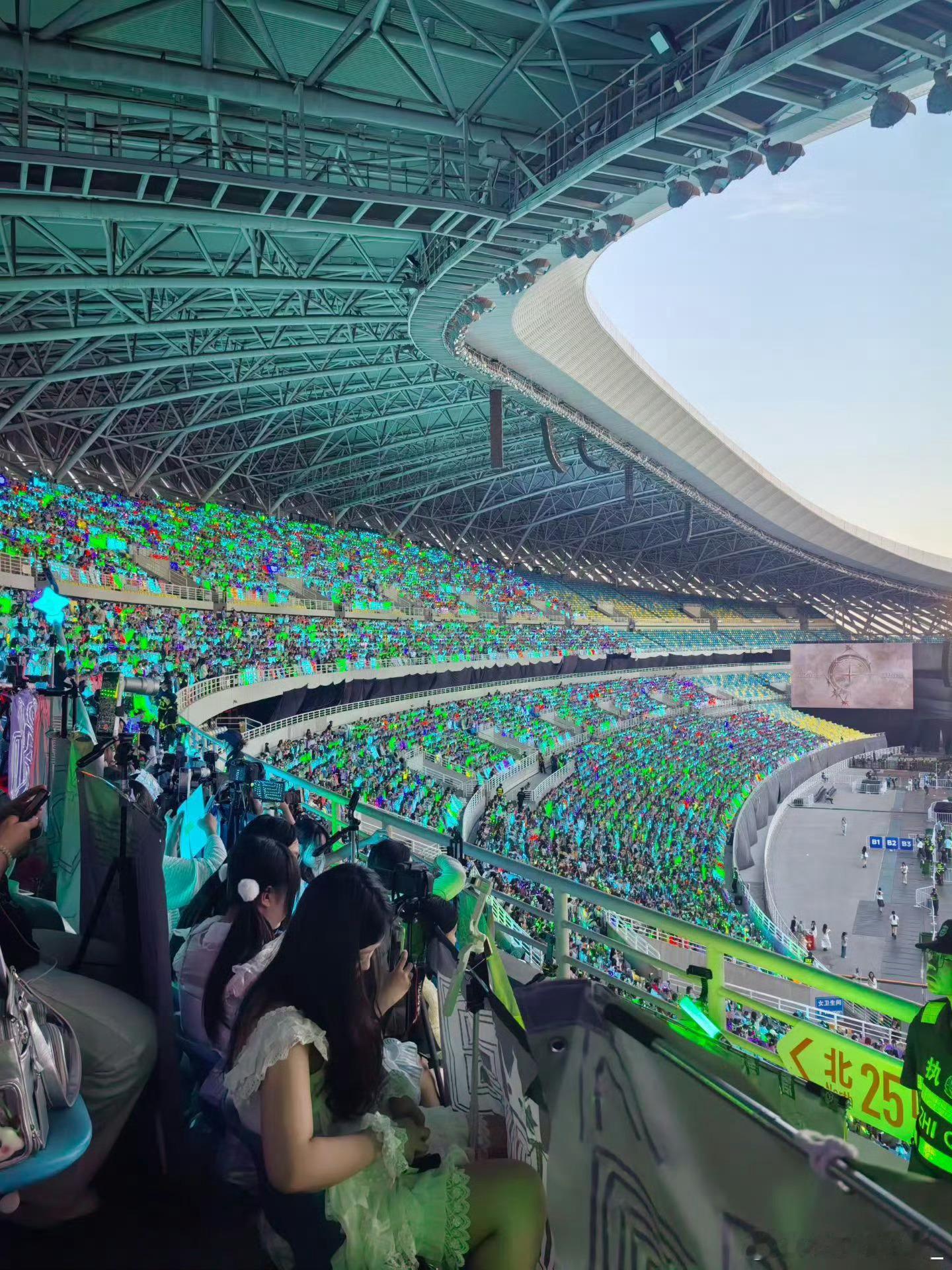 张函瑞内场绿海绿海特别美！只期待张函瑞！ 宝贝演出顺利💚💚💚💚 