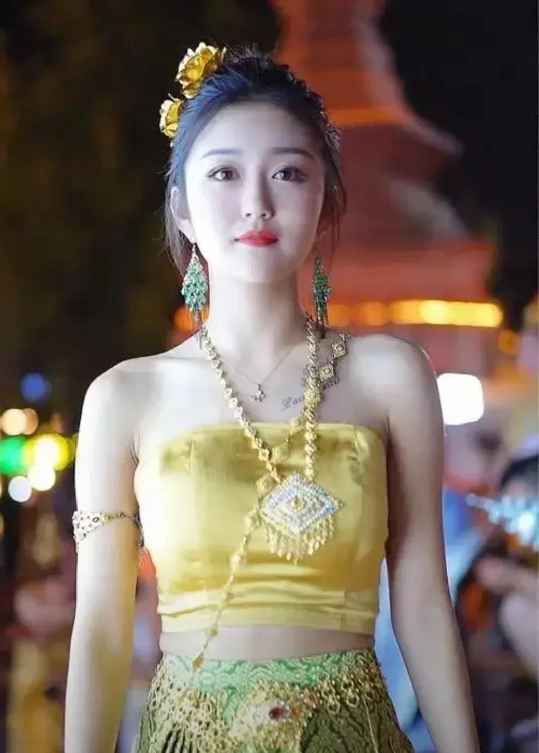 一个32岁的女子，163厘米的身高，49kg的体重，独自一人走在寻找爱情的路上。