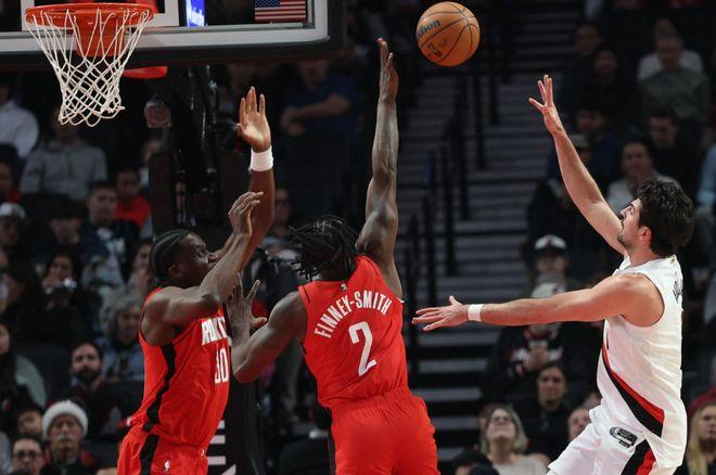 一些火箭球迷有很多很好玩的表述，确实是。比如签卡佩拉是为了给申京可能受伤和亚当斯