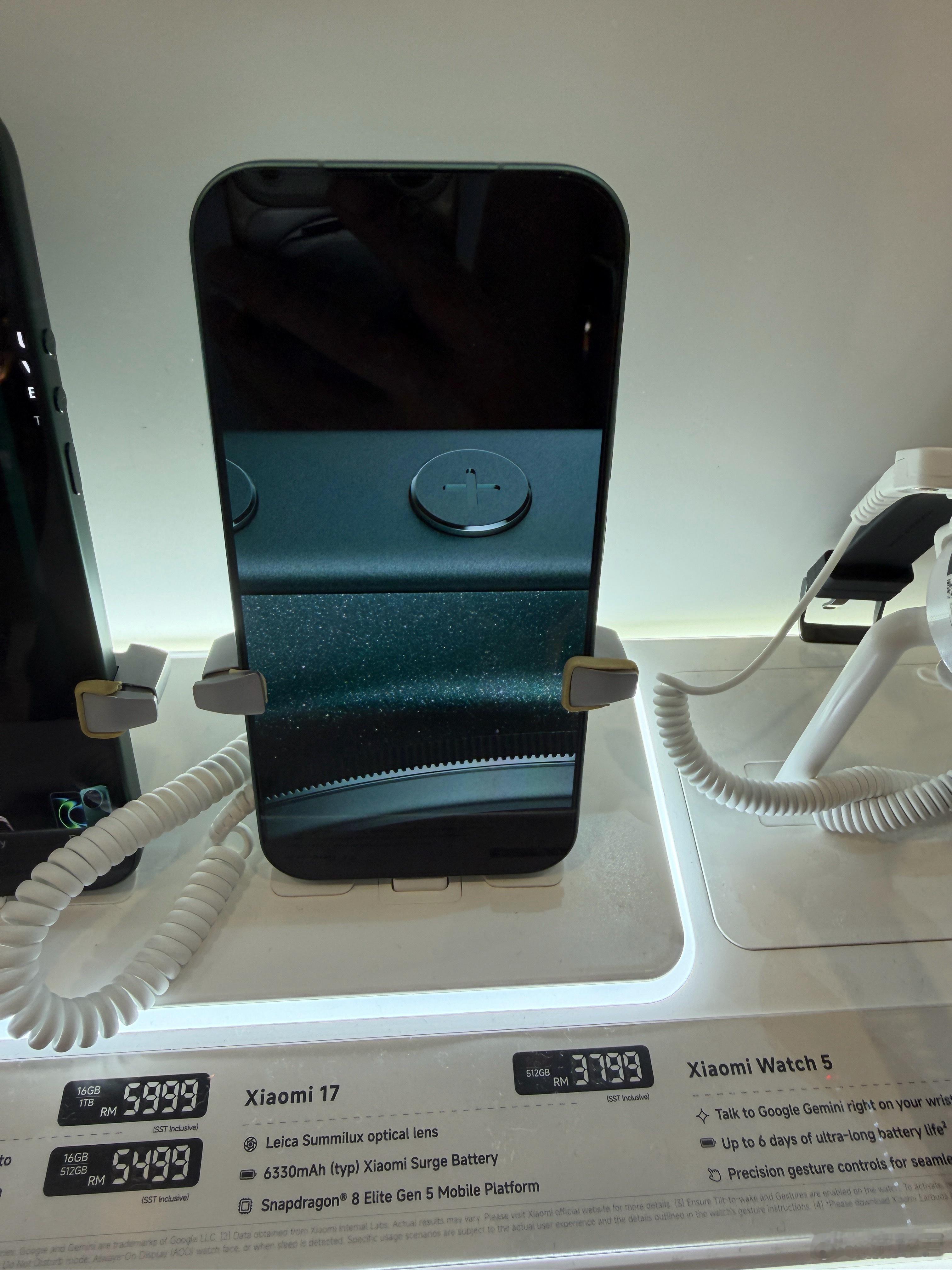 在吉隆坡看到小米17的标准版，512版本的，国内卖3856，马来卖6579，贵整