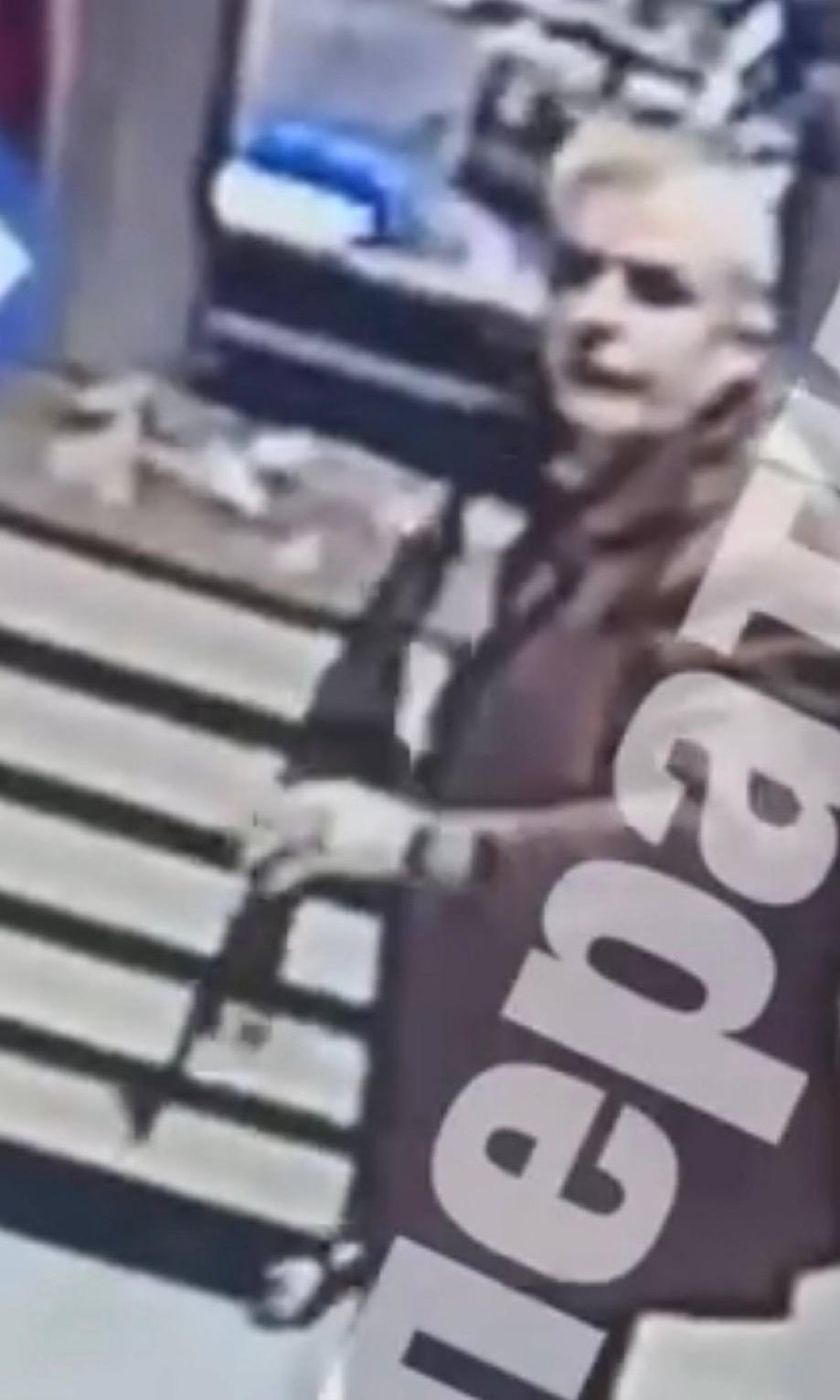 据基辅市长称，基辅正在发生一起疑似恐怖袭击事件，已有数人被报告死亡。

嫌疑人已