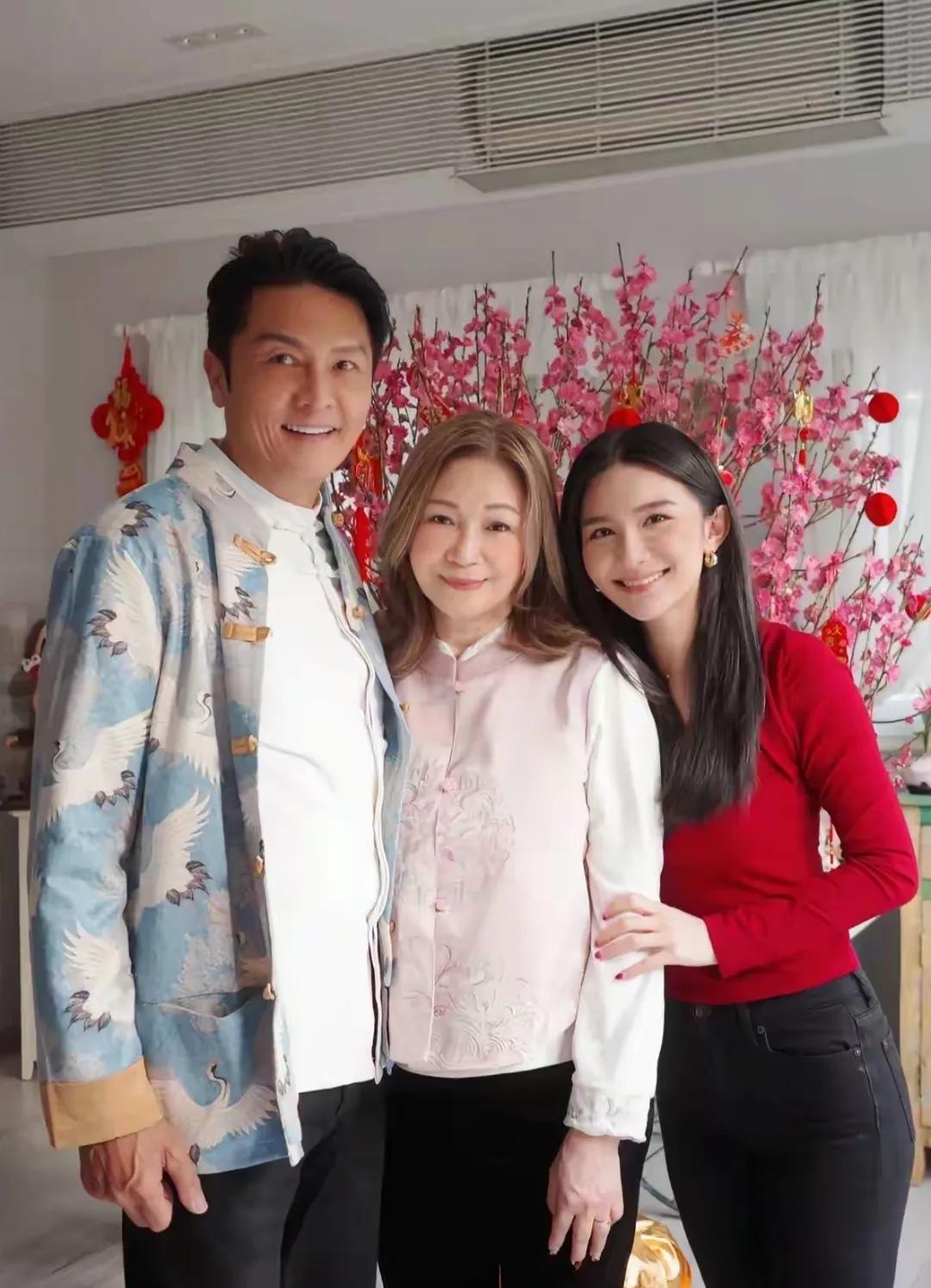 看着好面熟啊！

这个港星叫什么名字？

小时候看港剧里很多都有他

但是却叫不