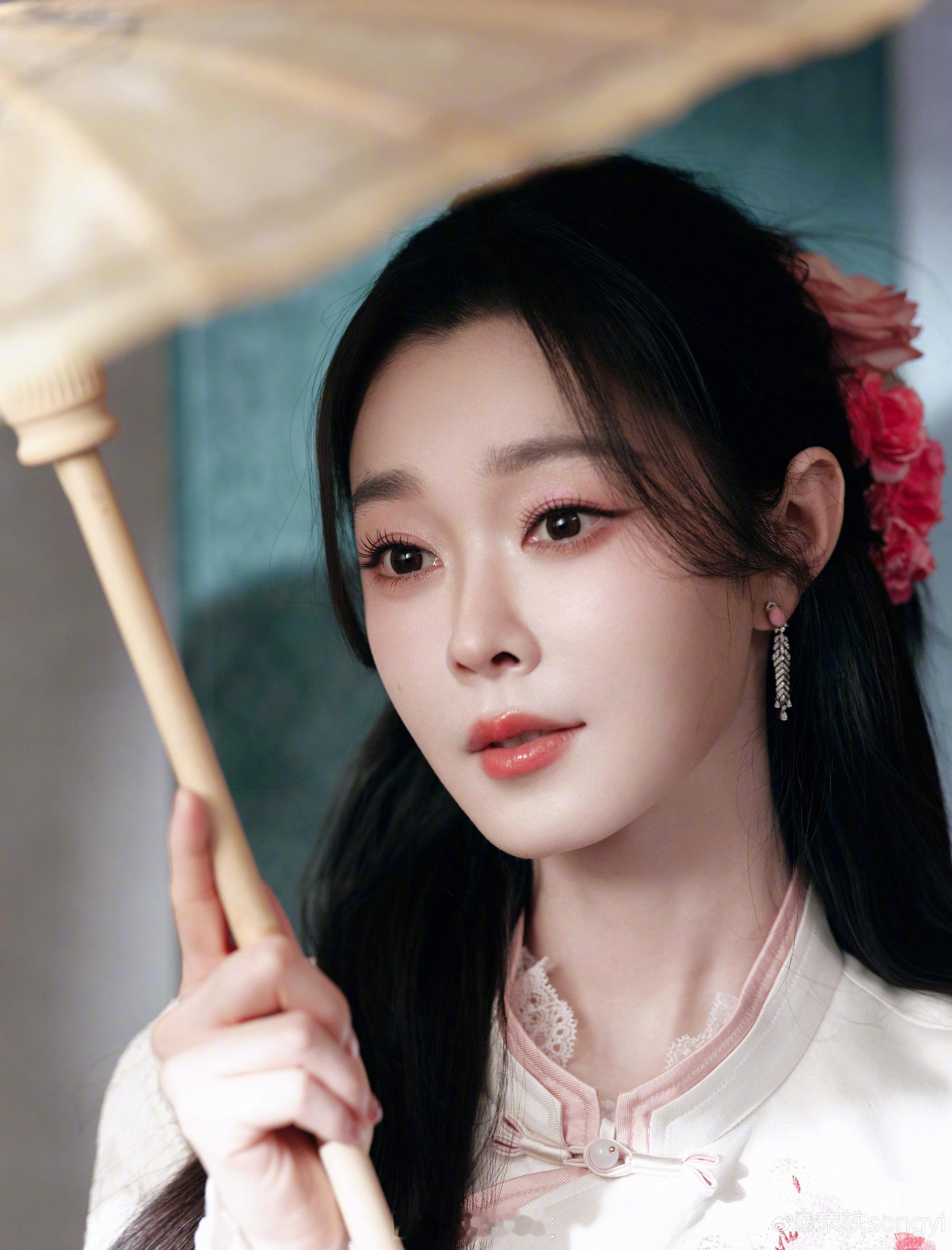 宋轶神图像面线一样繁殖 宋轶的神图真的像面线一样繁殖！国风刺绣长裙造型太绝了，精