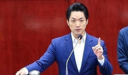 台北市长蒋万安他曾表示，如果大陆军机继续在台海绕飞演习，他就要停掉创办了十五年的