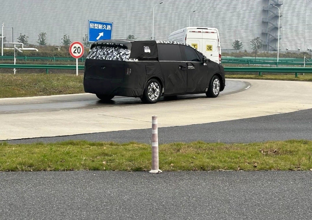 尊界MPV工程车路测，正在“轻型耐久路”上溜圈，神秘模样还挺勾人好奇它最终长啥样