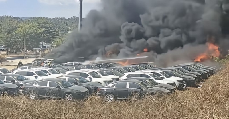 【#三亚机场外围停车场多辆燃油车起火#！已扑灭，未影响航班起降】#三亚机场通报外