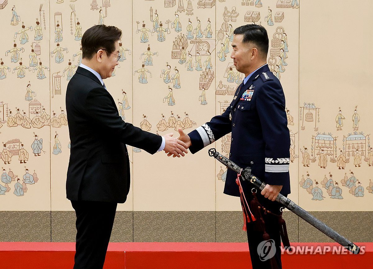 李在明向晋升将军的将领授予三精剑。这一传统1983 年全斗焕时期设立，原名三精刀