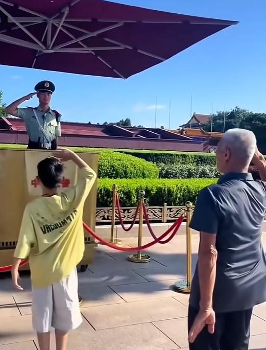 “上新华社了！”近日，北京，天安门广场上一老人摘下帽子，正准备向执勤武警敬礼，没