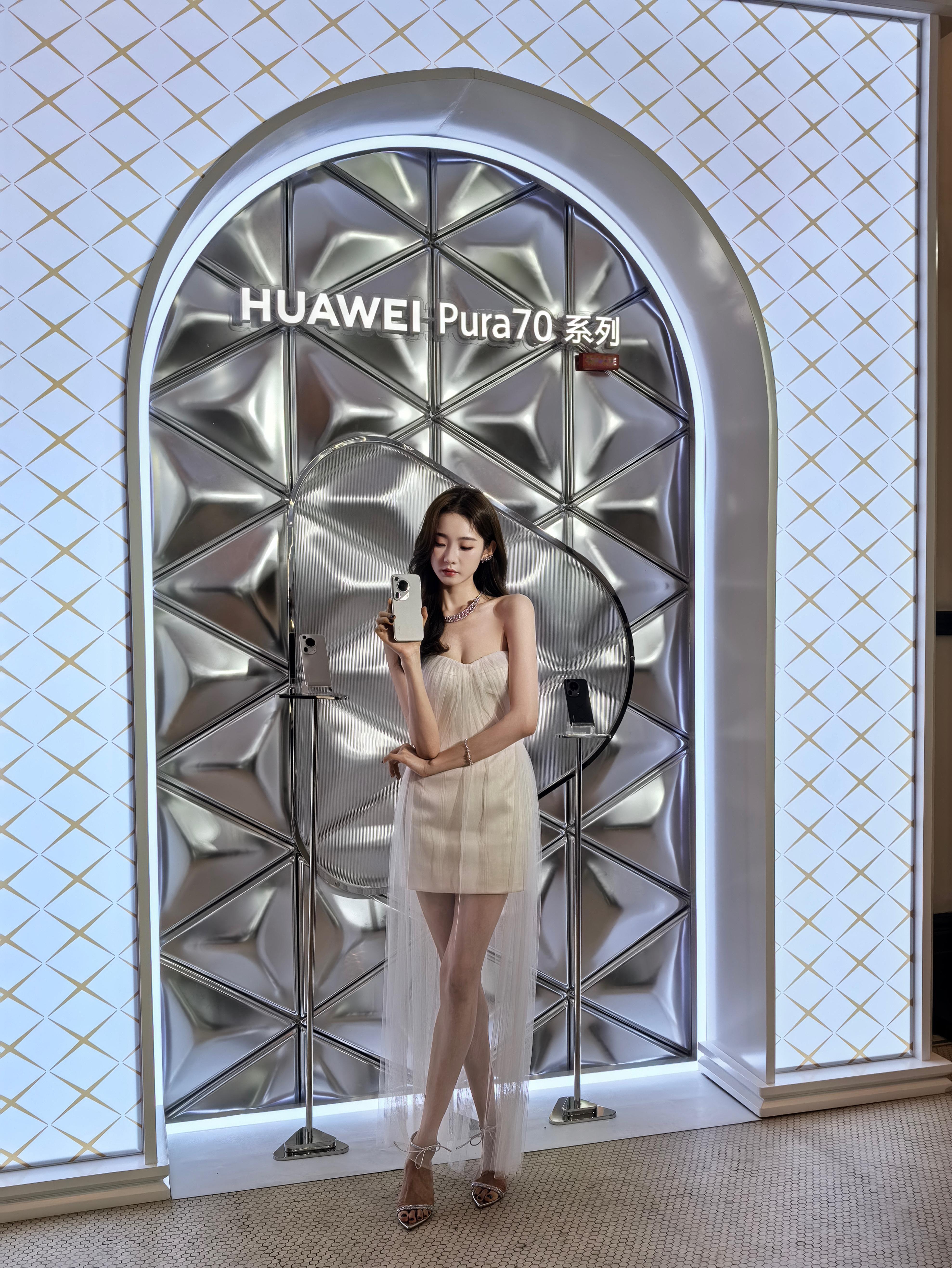 #张艺凡这腿P都不敢这么P# 被张艺凡大长腿硬控了，参加HUAWEI Pura 