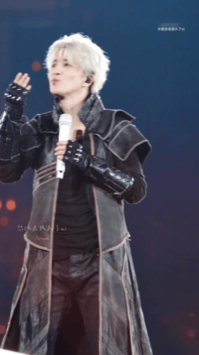 薛之谦演唱会饭撒的神薛之谦忘了怎么脸颊比心一边把饭撒做到极致，一边对着比心手忙脚