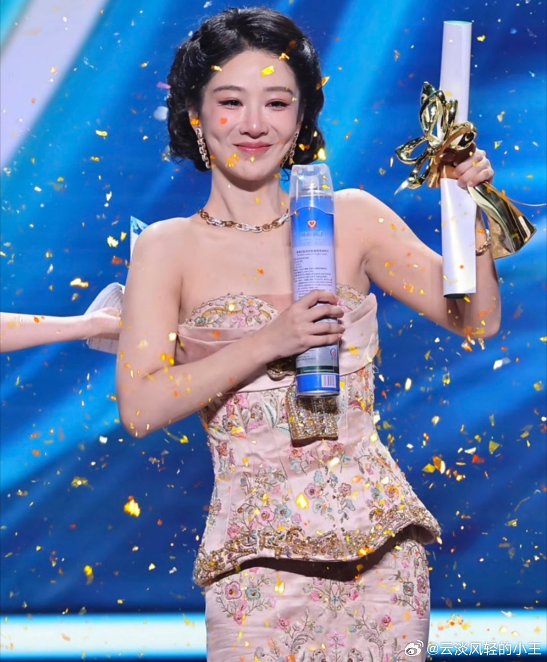 杨紫白玉兰合照再次恭喜我们杨紫🎉！恭喜白菊！恭喜生命树！我们杨紫，就是这样~明