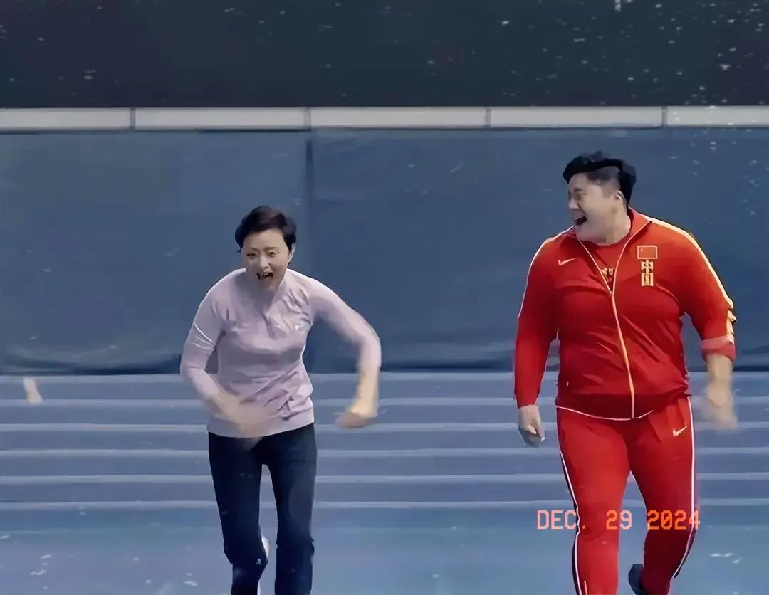 杨澜访谈录系列
专访奥运冠军巩立姣是在训练场上进行的，她们在比什么？是在比身高、