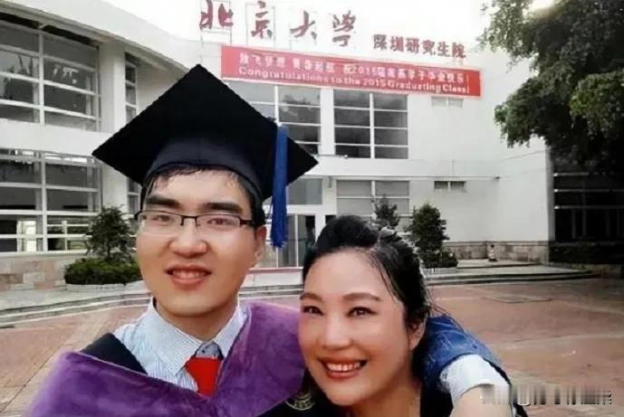 她是武汉一女教师，新婚后不久怀孕，不料，孩子刚出生，丈夫竟脸色大变：“你要这个孩