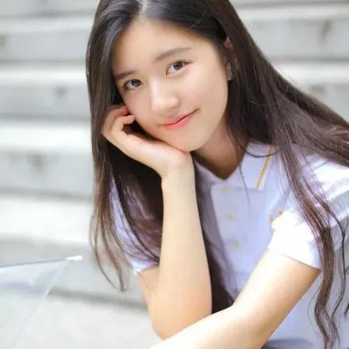 元气少女坐在台阶上，微笑如阳光般温暖！少女感笑容 少女的笑容 美少女的微笑 元气