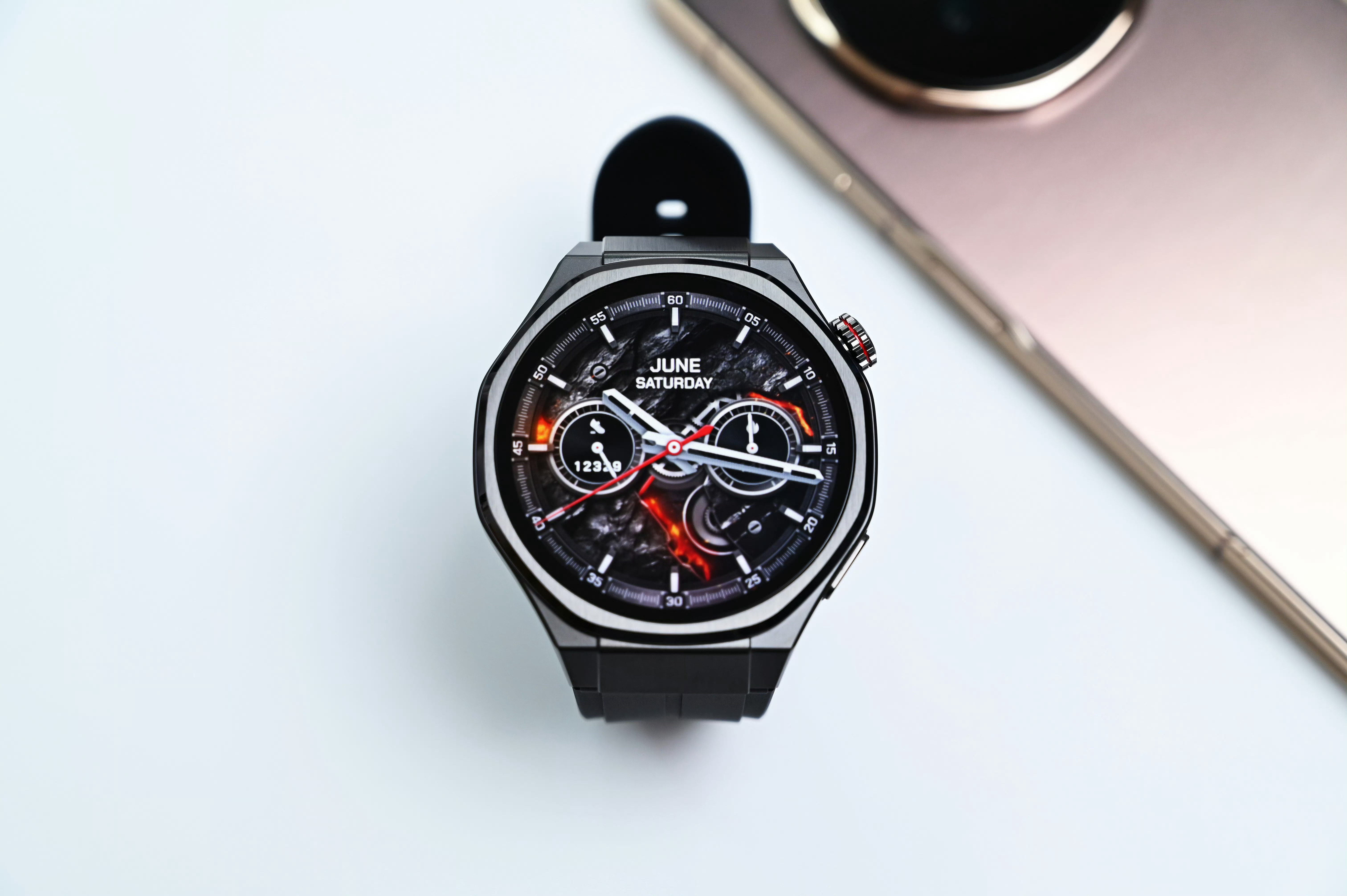 有哪些数码产品是穿搭神器我出门是必带手表，已经习惯了。还有耳机、智能眼镜等数码设