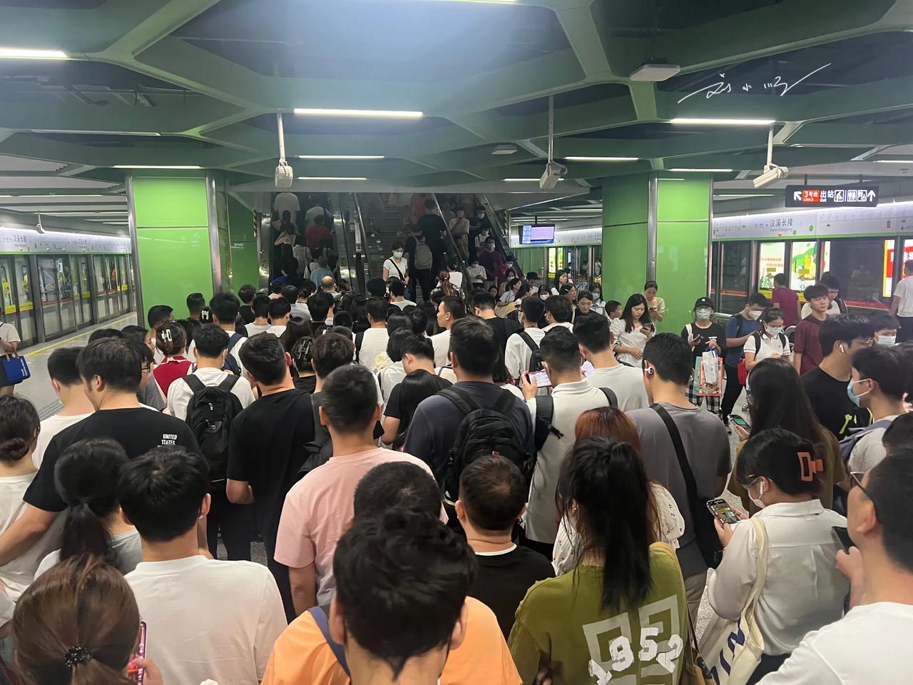 刚回到广州，赶上了晚高峰，请广州的虾饺之神、牛杂之神、肠粉之神保佑我能挤上3号线