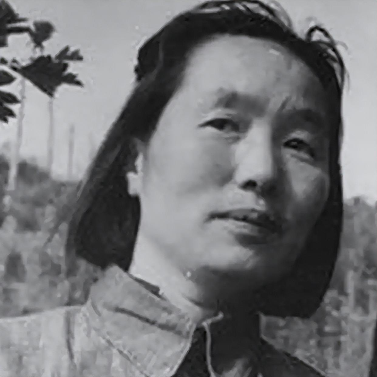 1950年，甘肃临泽的群众大会上，王学文被押上台接受评议。站在台下的13岁少年，