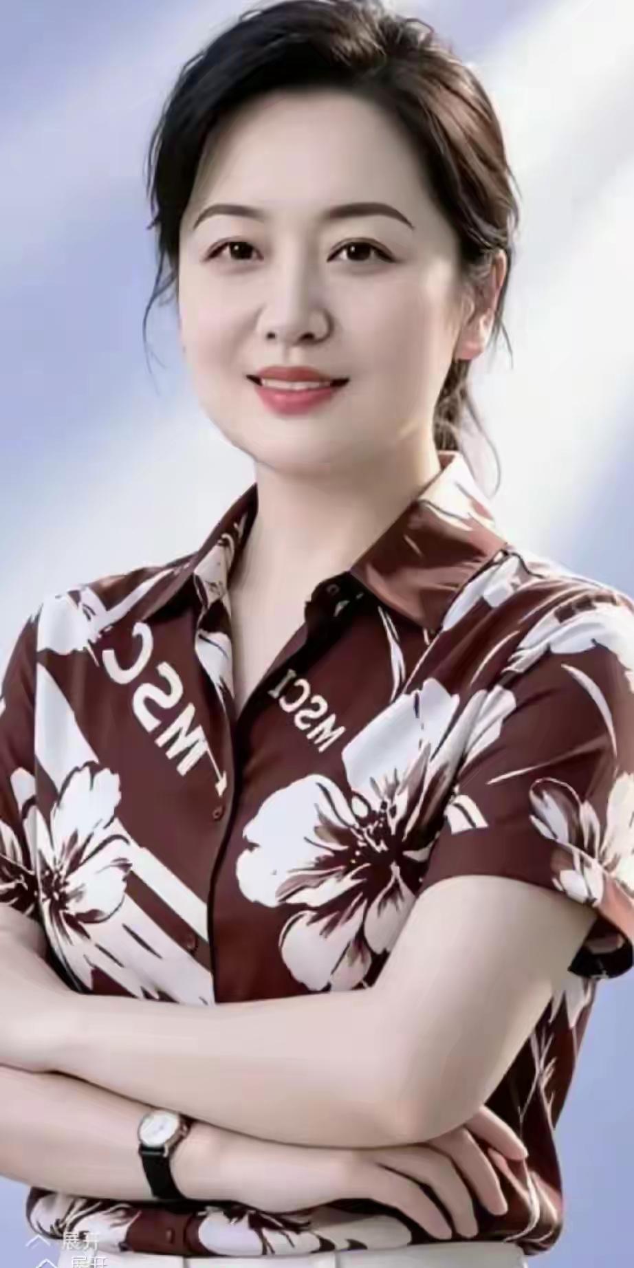 这姑娘穿着花衬衫，笑得真开心。
厨房微波炉刚叮过，灶台上的玻璃杯还留着余温，她脚