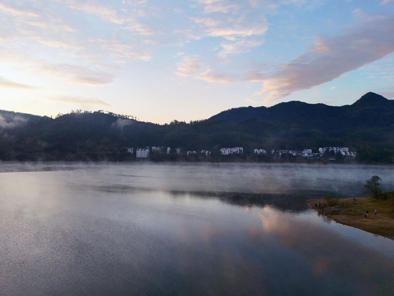 从经济的角度来看，世界众多的经济体都希望我们打一仗，为什么呢？因为我们这边目前是