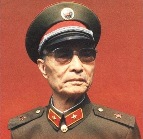 1964年，张爱萍将军到酒泉某基地视察。突然，他发现有10多名背着斜挎包的战士站