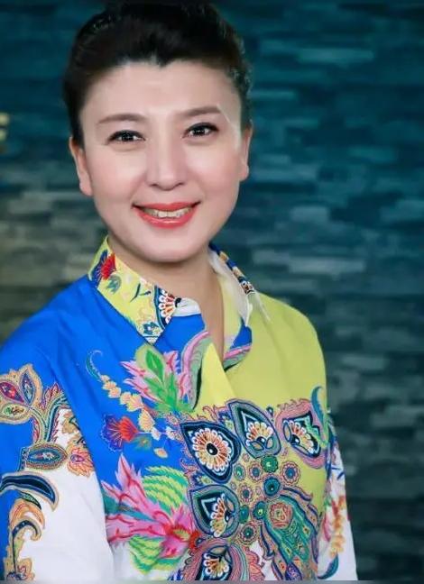 演员闫学晶说，我爸爸去世，妈妈就折腾我们三个，好好的别墅不住，非要回东北，两个弟