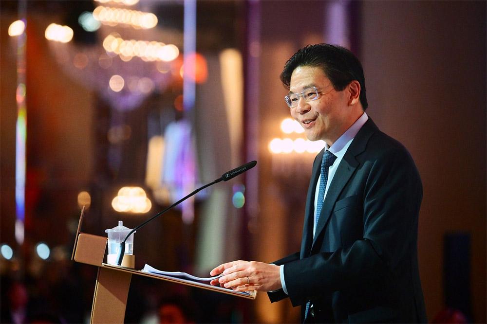 黄循财说他不信美国会衰落，理由是他读书那会儿日本也没能取代美国，结果呢？美国"排