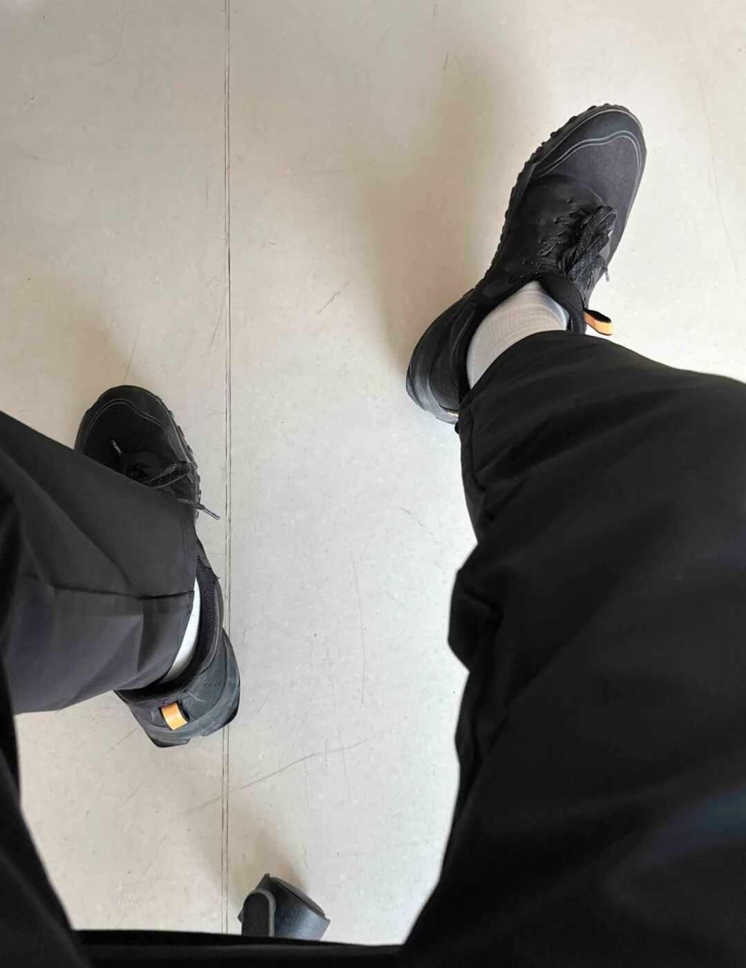 穿登山鞋通勤违和感强吗？
轻装徒步鞋 上班通勤黑鞋