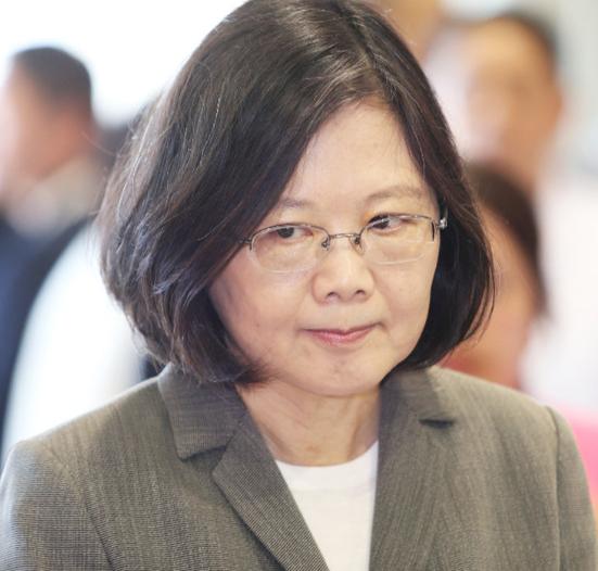 蔡英文这回突然说“我是中国人”，把不少人看愣了。一个在“台独”路上跑了八年的人，