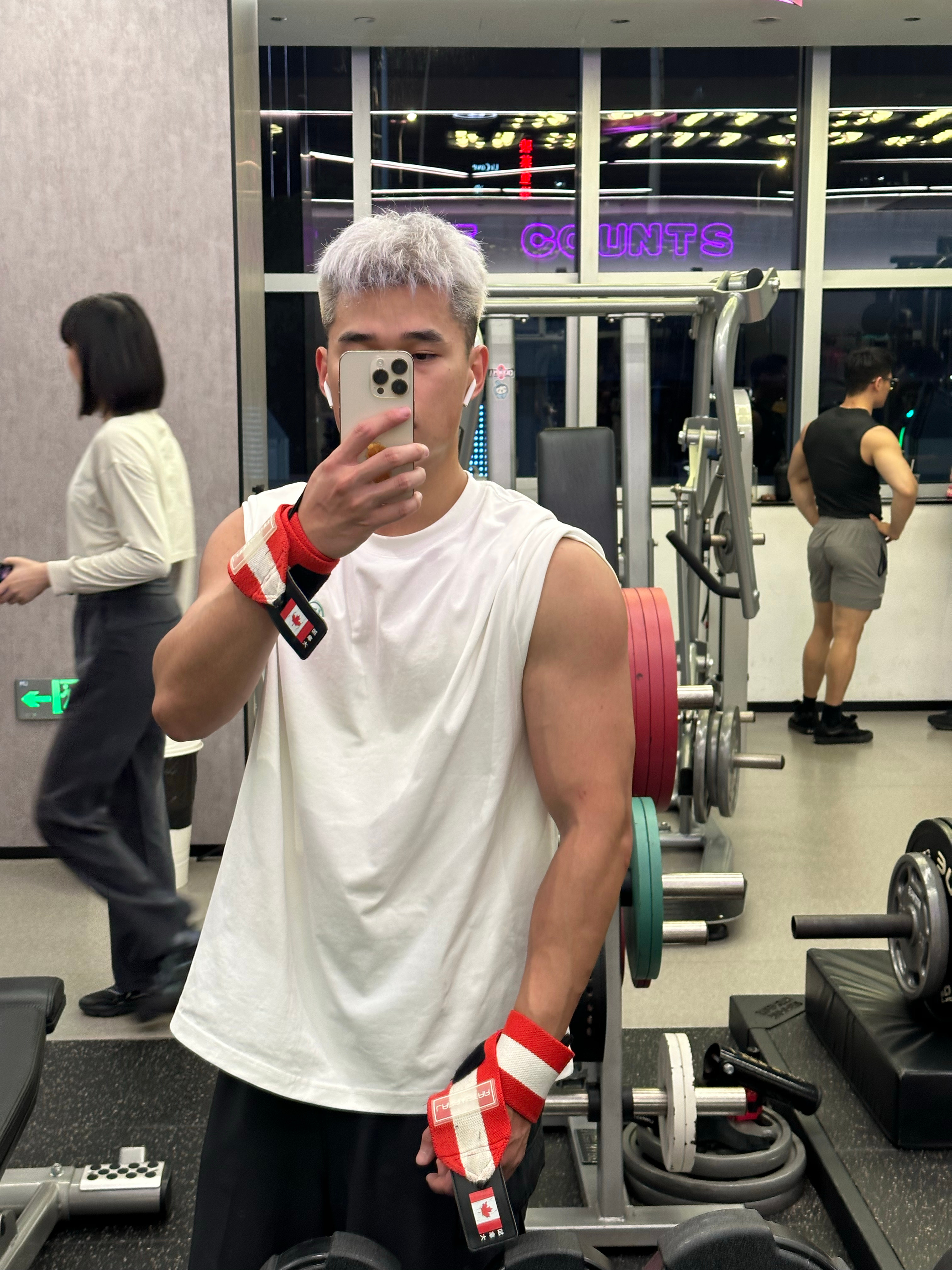 聪式生活 昨天90kg卧推没起来有点难过，还好今天臂围38了[淡淡的] ​​​