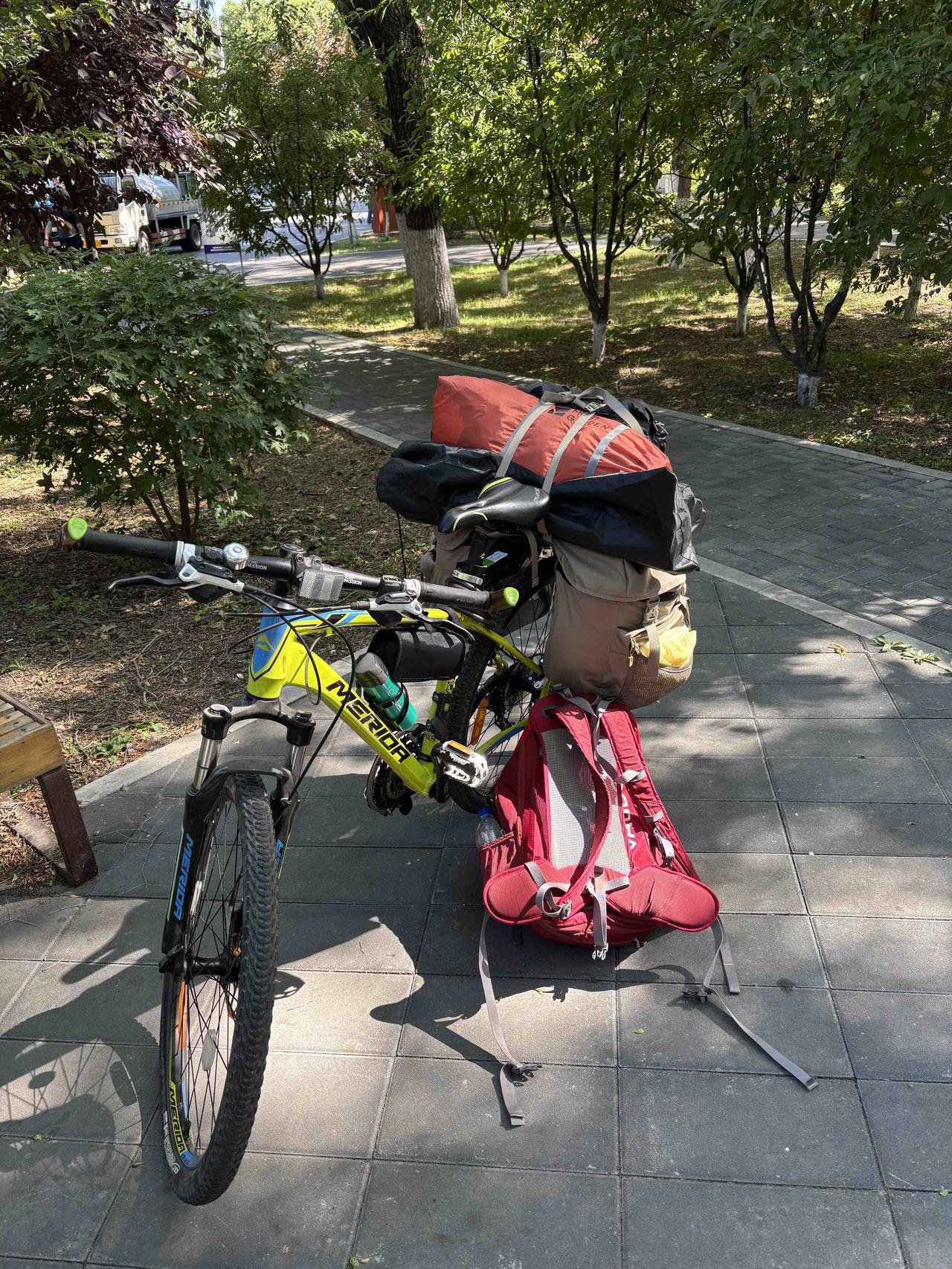 拥有什么，就先享受什么。这样你就能够一直处于快乐的状态之中。

痛苦是思维造成的