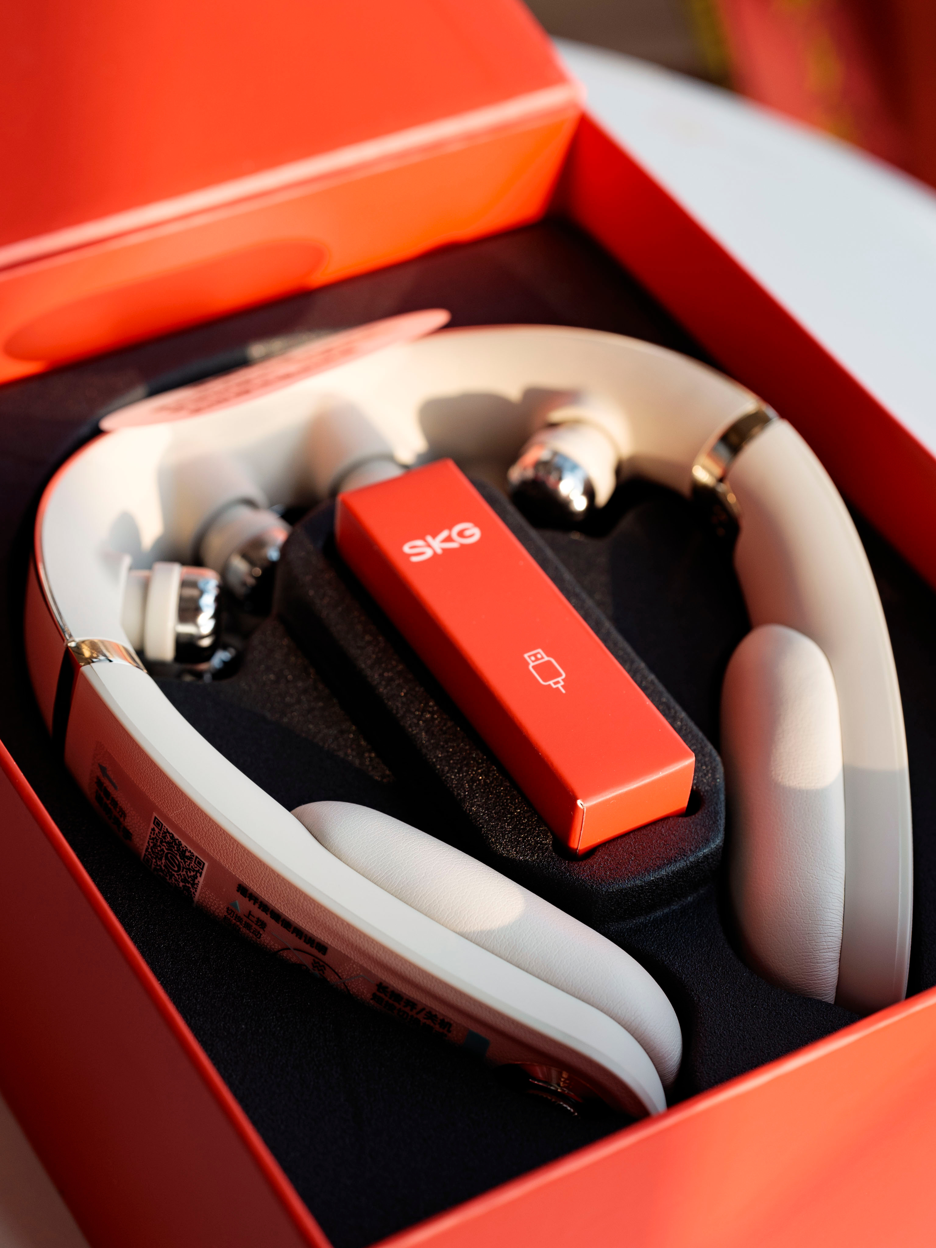 收到了 SKG 的小伙伴寄来的新年礼盒是颈椎按摩仪G7二代，体验了一下真的很不错