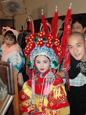 好端正好完美的一张脸啊 17岁的刘诗诗一身戏曲装扮就已是美人胚子 ​​​